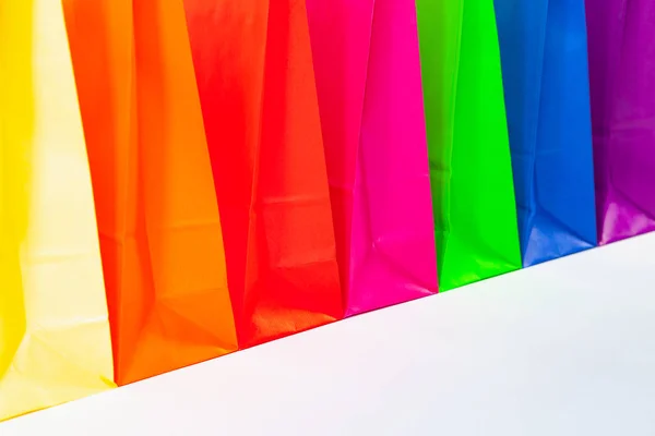 Sada barevných prázdný nákupní tašky izolovaných na bílém pozadí — Stock fotografie