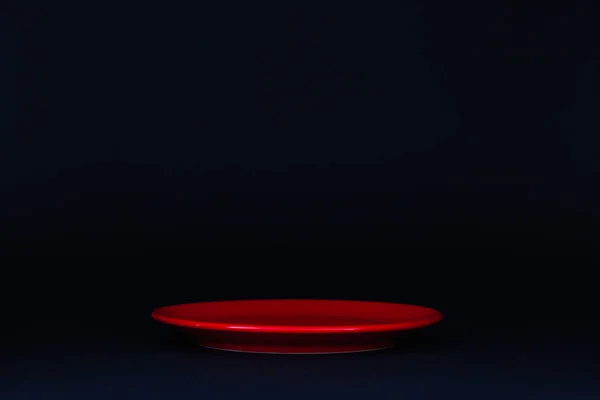 Plaque rouge sur la table noire . — Photo