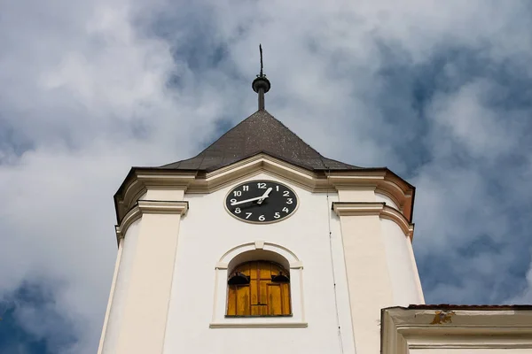 Torre Relógio da igreja de São João de Nepomuk em Senozaty — Fotografia de Stock