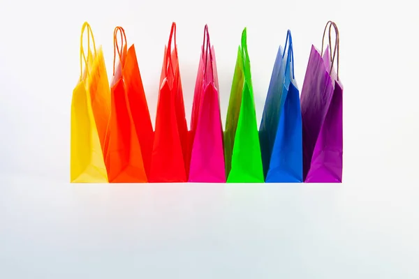 Σετ πολύχρωμα κενό τσάντες αγορών που απομονώνονται σε λευκό έκφραση της — Φωτογραφία Αρχείου