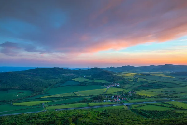 Захід сонця в центральній частині богемної нагір'я, Чеська Республіка. — стокове фото
