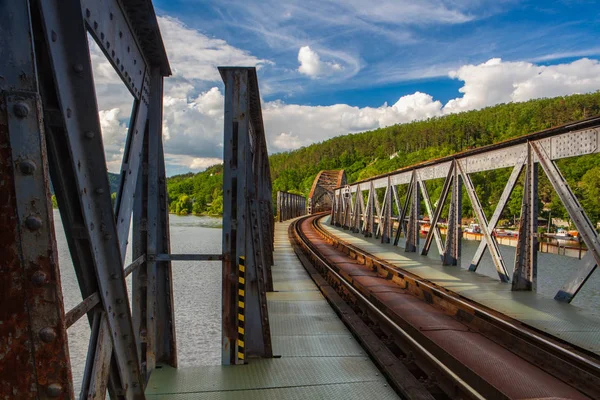 Eingleisige Eisenbahnbrücke über die Moldau — Stockfoto