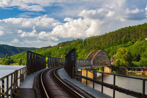 Ponte ferroviario a binario singolo sul fiume Moldava — Foto Stock