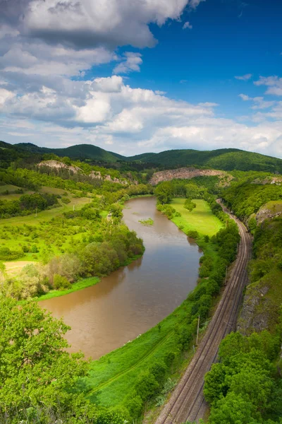 Vista desde la colina hacia el valle con el río Berounka . —  Fotos de Stock