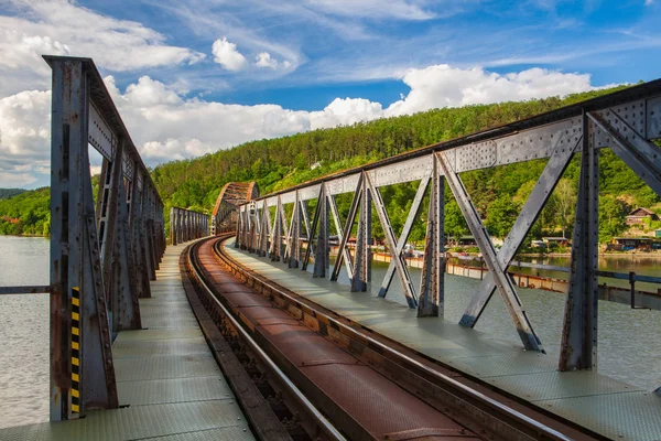 Enkelspårig järnvägsbro över floden Vltava — Stockfoto