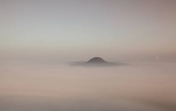 チェコ共和国、中央ボヘミア高原の霧の朝 — ストック写真