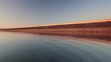 Çek Cumhuriyeti 'ndeki Nechranice Barajı. - Su yüzeyinin genişliği 1338 hektardır. Bunun dışında, bu baraj Orta Avrupa 'nın 3280 metre uzunluğundaki en uzun rıhtımına sahip..
