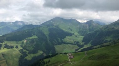 Avusturya'da tirol alpbachtal vadisi üzerinde dağ zirvesinden görünümü