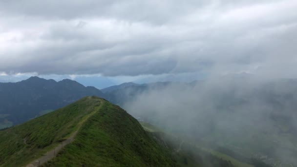Θέα Από Την Βουνοκορφή Πάνω Από Την Κοιλάδα Του Alpbachtal — Αρχείο Βίντεο
