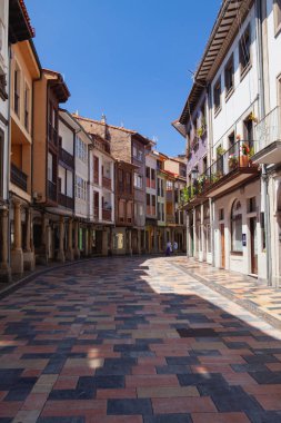 Aviles ünlü antik kenti Arcades ve sütunlar , İspanya.