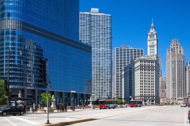 Chicago, Il, Abd - 13 Temmuz 2013: 13 Temmuz 2013 tarihinde Chicago'daki Wrigley binası. Wrigley Binası iki kule (Güney Kulesi ve Kuzey Kulesi) ile bir gökdelen)