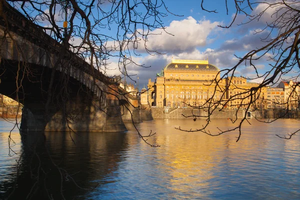 Blick auf Legionsbrücke und Nationaltheater, Prag, Tschechische Republik — Stockfoto