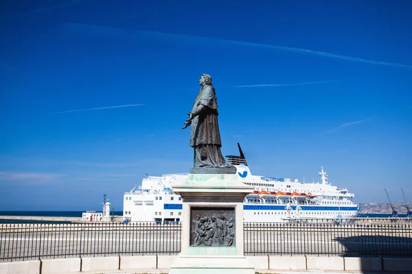 Statue und Luxusboot neben der Kathedrale von Marseille, Marseille, — Stockfoto