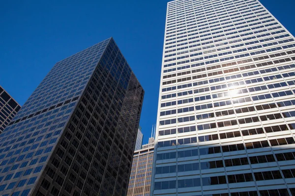 アメリカ、シカゴのダウンタウンにあるビジネスビルを見上げる. — ストック写真