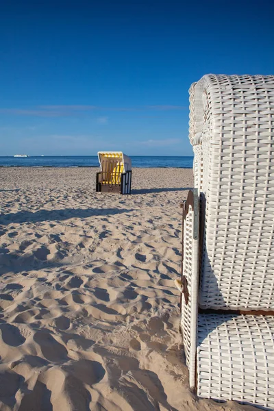 Tipikus strandszékek a strandon Ahlbeck, Németország — Stock Fotó