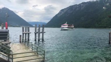 Pertisau, Avusturya - 1 Ağustos 2019: Pertisau, Tirol, Avusturya'daki Achensee gölünün kıyısındaiskeleden yola çıkan turist gemisi
