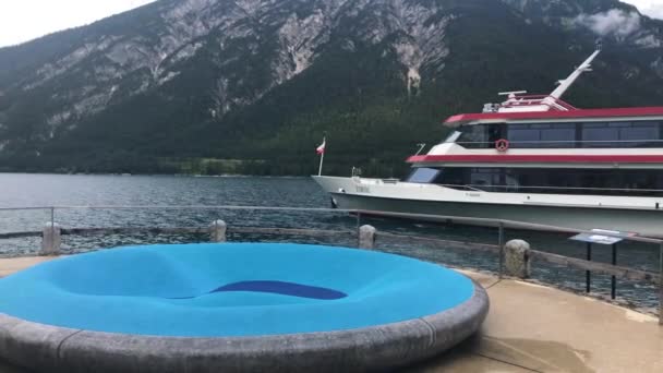 Pertisau Austria Agosto 2019 Barco Turístico Zarpando Desde Muelle Orilla — Vídeos de Stock