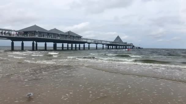 Heringsdorf Tyskland Augusti 2019 Stranden Heringsdorfs Brygga Heringsdorf Pier Brygga — Stockvideo