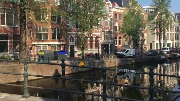 荷兰阿姆斯特丹 2019年8月28日 阿姆斯特丹市 运河上有船 银行通道上的浮动房屋 船屋和船只 — 图库视频影像