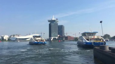 Amsterdam, Hollanda - 28 Ağustos 2019: Gvb Amsterdam feribot Ijveer 51 Merkez İstasyonu ve Amsterdam Noord arasında hizmet vermektedir. Hizmet ücretsizdir.