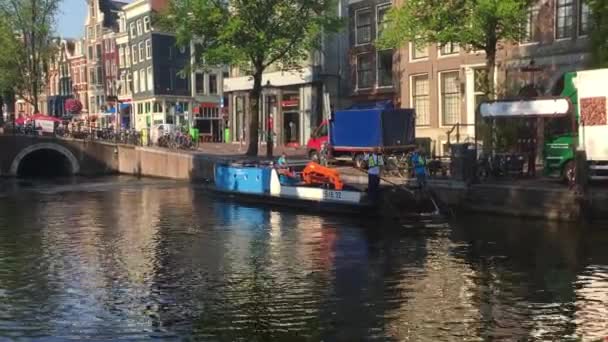 Amsterdam Nederland Augustus 2019 Rivier Reinigings Boot Verzamelt Afval Het — Stockvideo