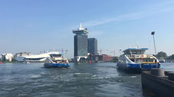 アムステルダム オランダ 2019年8月28日 中央駅とアムステルダム ノールド間のサービスでGvbアムステルダムフェリーIjveer サービスは無料です — ストック動画