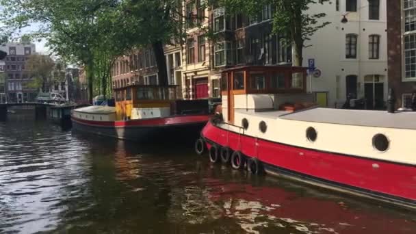 Amsterdam Niederlande August 2019 Amsterdam City Mit Booten Auf Kanal — Stockvideo