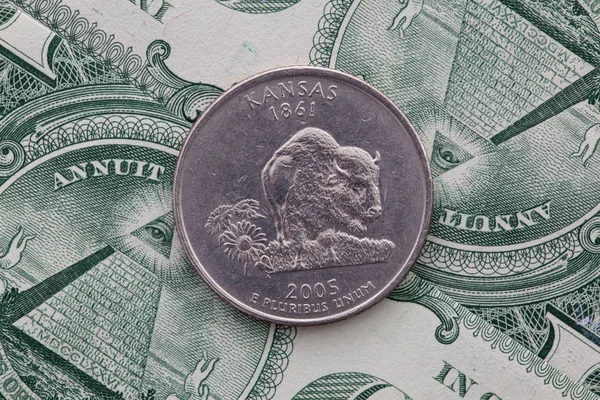미국 달러 지폐와 캔자스의 분기의 대칭 구성 — 스톡 사진