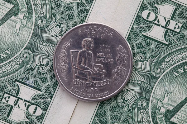 Amerikan doları banknotlarının simetrik bileşimi ve Alabam'ın çeyreği — Stok fotoğraf