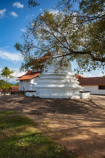 Lankatilaka Vihara is een oude boeddhistische tempel gelegen in UDU — Stockfoto