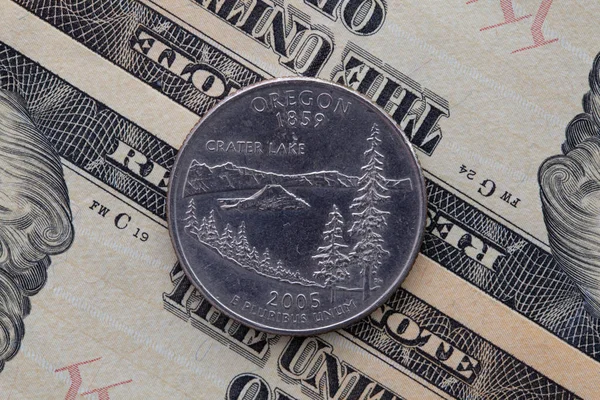 미국 달러 지폐와 오리건의 분기의 대칭 구성 — 스톡 사진