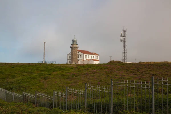 El faro en la costa de Cabo Penas, Asturias, España . — Foto de Stock