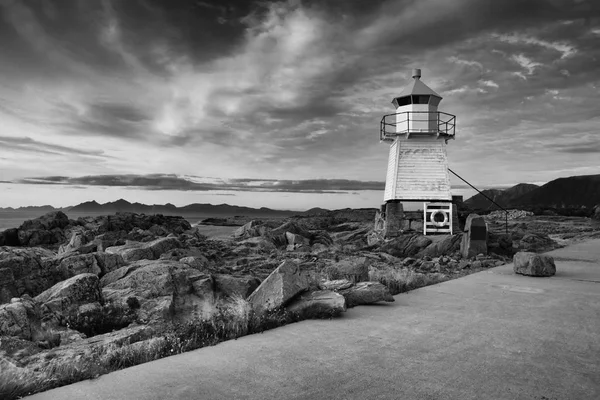 Alter leuchtturm in laukvik bei untergang, norwegen — Stockfoto