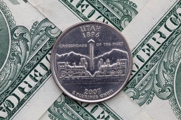 Amerikan dolarlarının simetrik bileşimi ve Utah 'ın çeyreği.. — Stok fotoğraf