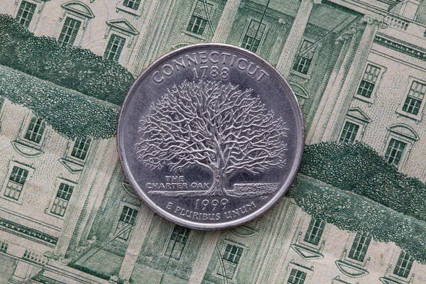 美圆纸币的对称组合和四分之一的康奈克硬币 — 图库照片