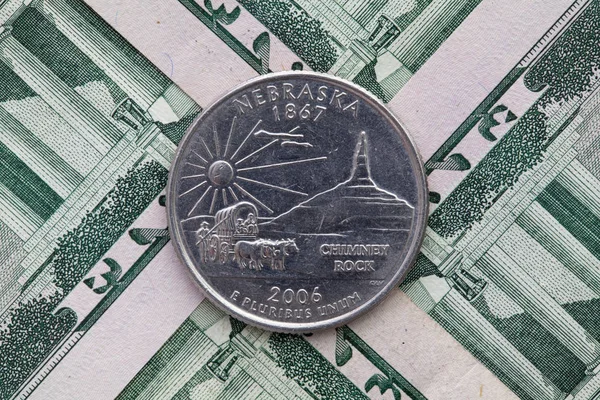 Composición simétrica de billetes en dólares estadounidenses y una cuarta parte de jalá —  Fotos de Stock