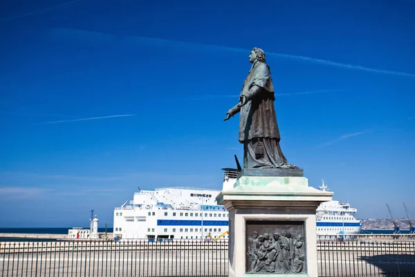 Estatua y barco de lujo junto a la Catedral de Marsella, Marsella, F —  Fotos de Stock