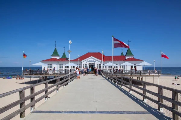 Ahlbeck Pier ligger i Ahlbeck, på ön Usedom, ger — Stockfoto