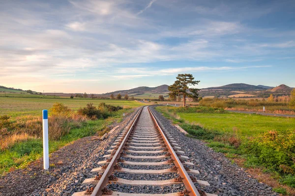 Trilhas ferroviárias únicas em Central Bohewmian Uplands, República Checa — Fotografia de Stock