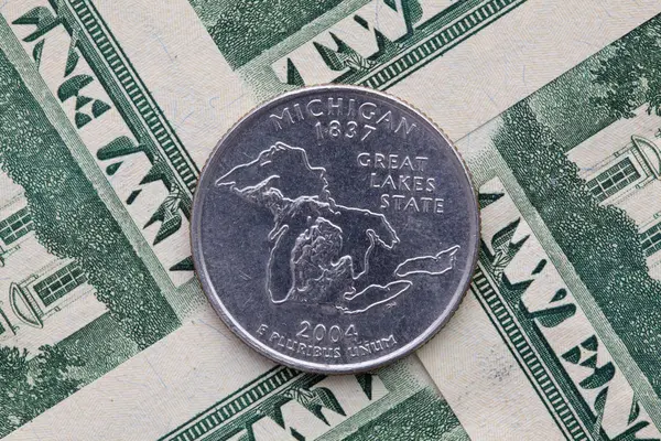 Composición simétrica de billetes en dólares estadounidenses y una cuarta parte de Michig —  Fotos de Stock