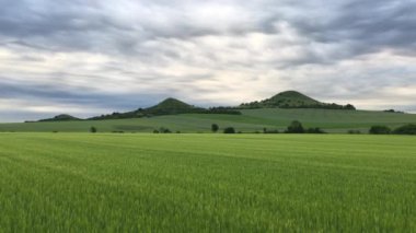 Çek Cumhuriyeti, Orta Bohem Dağları 'ndaki manzara. Central Bohemian Uplands, Bohemya 'nın kuzeyinde yer alan bir dağ silsilesidir. Menzil yaklaşık 80 km uzunluğunda.