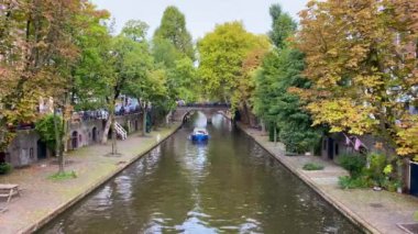 Utrecht, Hollanda - 5 Ekim 2019: Utrecht 'in merkezindeki Oudegracht (Eski Kanal)' da geleneksel evler. Utrecht çok eski bir şehirdir ve ülkenin dördüncü büyük şehridir..
