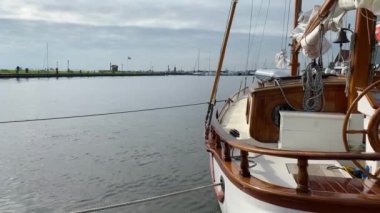Volendam, Hollanda-7 Ekim 2019: Limanda park etmiş lüks bir yat. Volendam, Kuzey Hollanda 'da bir kasabadır. Bazen Zuiderzee İncisi olarak da anılır..