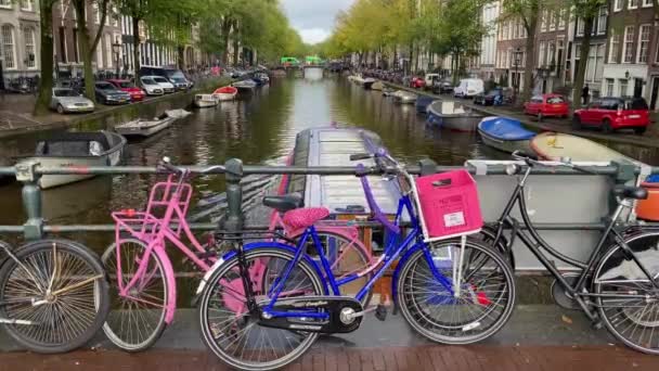 Амстердам Нідерланди Жовтня 2019 Амстердам Канал Типовими Будинками Плавучими Будинками — стокове відео
