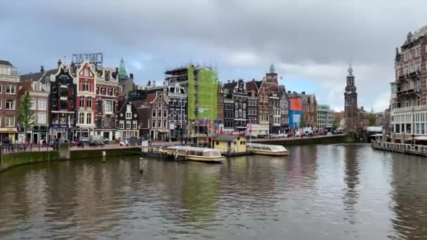 荷兰阿姆斯特丹 2019年10月2日 阿姆斯特丹运河 有典型的船屋和游艇 晚上有美丽的水面反射的船只 — 图库视频影像