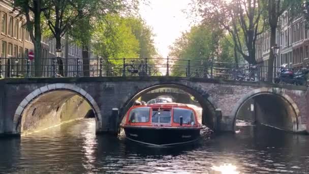 荷兰阿姆斯特丹 2019年10月2日 阿姆斯特丹运河 有典型的船屋和游艇 晚上有美丽的水面反射的船只 — 图库视频影像