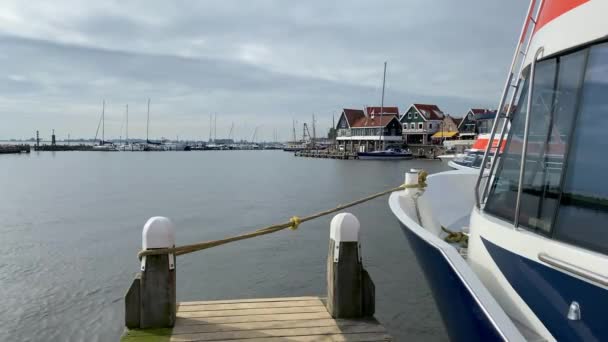 Volendam Holandia Października 2019 Prom Turystyczny Zaparkowany Przy Molo Zatoce — Wideo stockowe