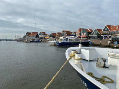 Volendam, Hollanda 'daki körfezde park halindeki turist feribotu.
