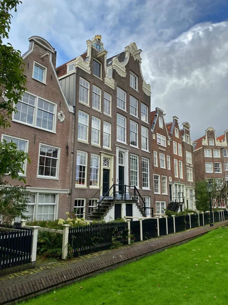 The Begijnhof is one of the oldest hofjes in Amsterdam — Stock Photo, Image