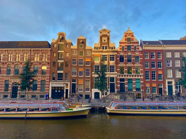 Amsterdam canal Singel with typical dutch houses and tourist boa — Stock Photo, Image